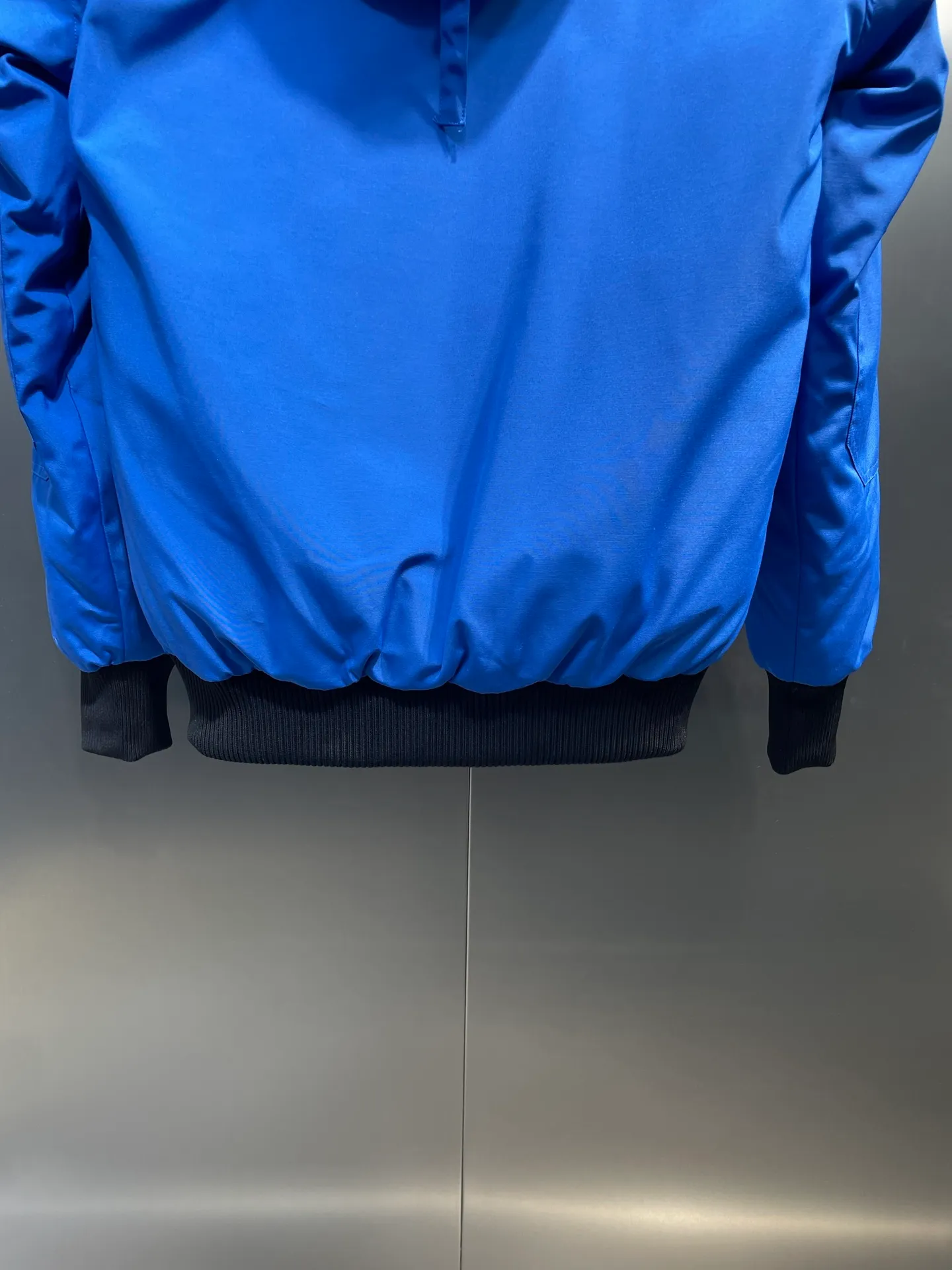 P780 high-end version Canada Goose Canada Goose #Chilliwack 7999M bomber jacket short down jacket/01 model #Men and Women Same Style# ➖ Genuine synchronous anti-counterfeiting chip sensor! ➖ Imported 21S polyester-cotton blended original fabric [last year’s 16S/18S hard fabrics have been completely eliminated, this year all use 21S genuine synchronous fabrics, the soft mid-strap feels delicate and textured], genuine synchronous Feather-Light 10D waterproof coating fabric, made of 84.5 polyester fiber and 15.5 cotton, 100% the best feel in the entire network! ➖ The genuine official website is synchronized with the national standard 80 white duck down, you can check the official website customer service, there will never be a series of misleading claims such as 90 down or goose down! ➖ Using the best nylon lining with double double-layer sealing design, velvet-proof No. 7 needle + grid-filled down ready-made garments, there is 100% no so-called velvet running! ➖ The cuffs are designed with thickened seamless threads, and the collar and pockets are lined with top-quality polar fleece to keep you warm and comfortable! ➖ Yoshida YKK provides original custom-made electroplated sliders. YKK two-way lockable zippers are tight and smooth and will not peel off paint! ➖ 3M composite guarantees that the Velcro is the same as the original, durable, and all accessories and hardware are custom-made! ➖ Imported BEHRINGER embroidery machine to customize the 10,000-needle embroidery logo, 98% of which can be reproduced to restore the original logo. You can check and compare on the official website! ➖ The fur collars are all made of large pieces of Western Canadian blue wolf hide, ensuring that each fur collar is 13-15cm wide!   Size:XS-XXL